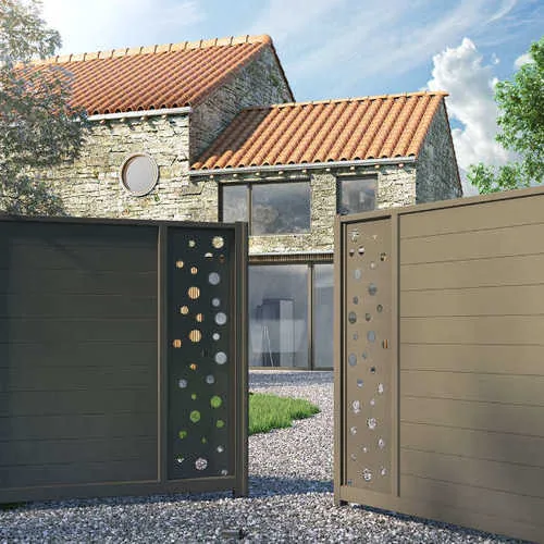 Portail battant ouvert